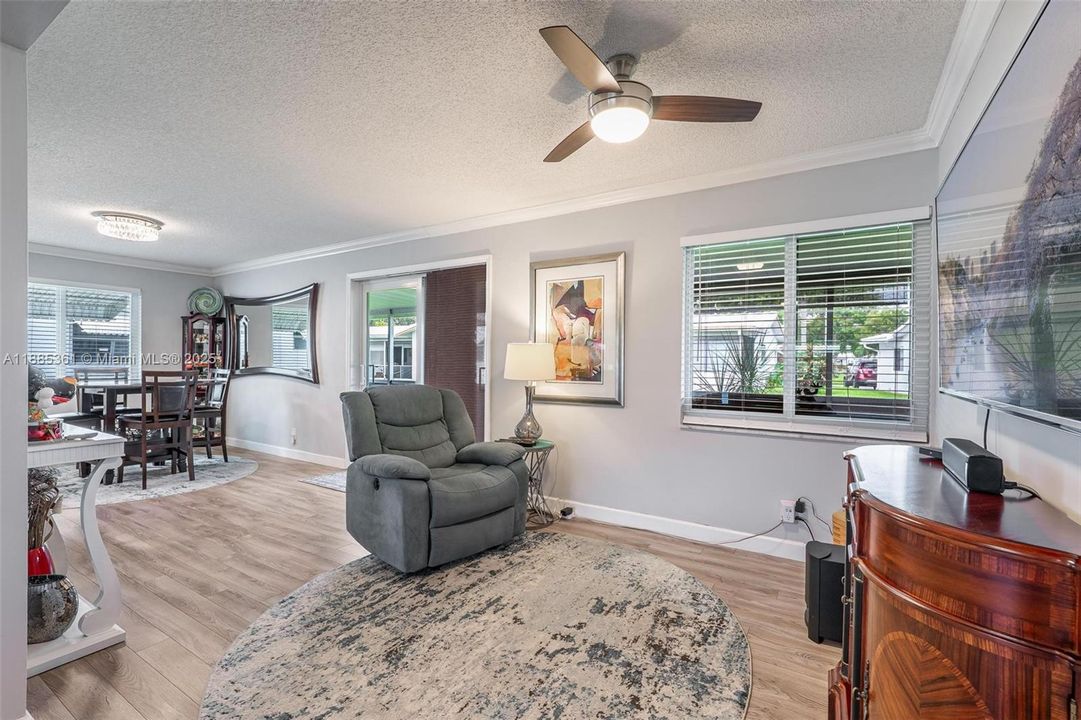 合同活跃: $399,000 (2 贝兹, 2 浴室, 1438 平方英尺)