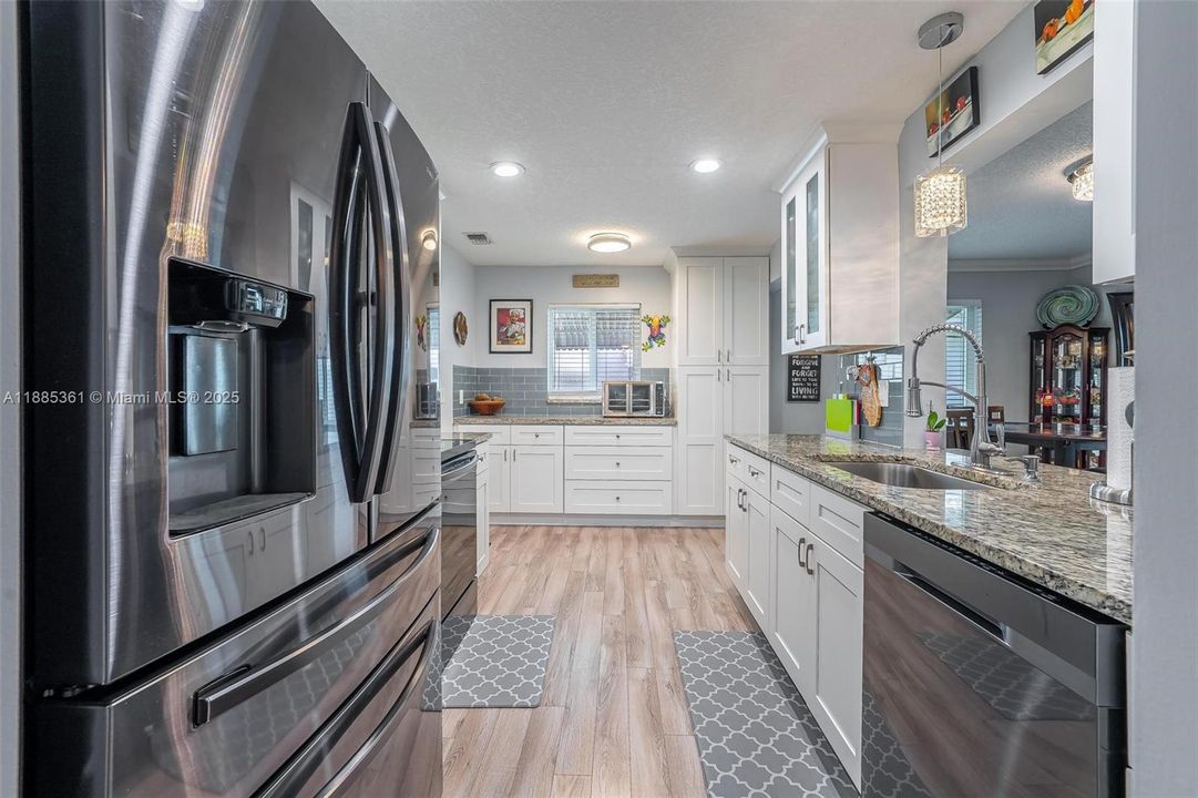 合同活跃: $399,000 (2 贝兹, 2 浴室, 1438 平方英尺)