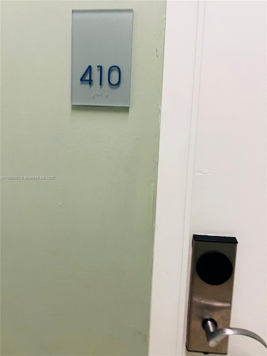 待售: $139,000 (1 贝兹, 1 浴室, 705 平方英尺)