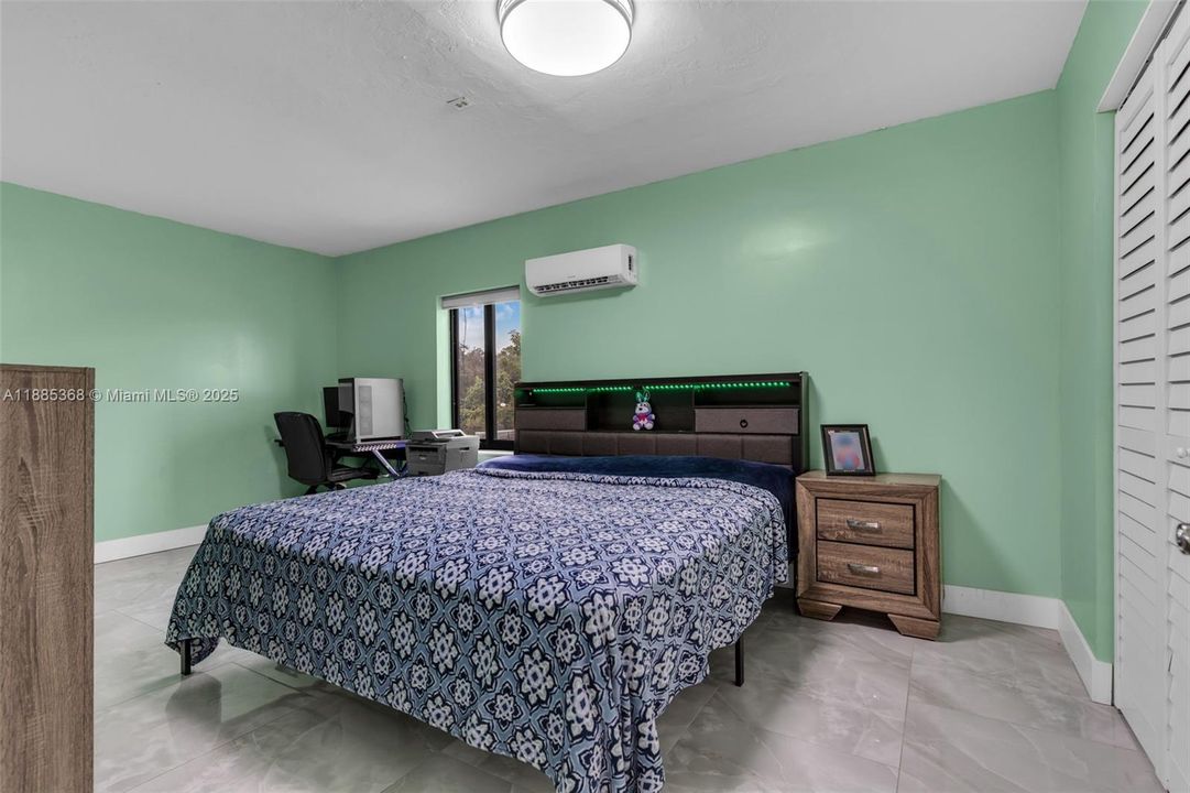 Vendido Recientemente: $1,300,000 (4 camas, 2 baños, 1691 Pies cuadrados)