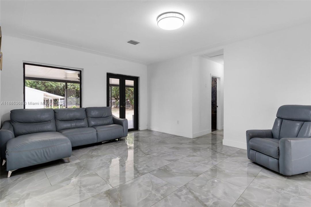 Vendido Recientemente: $1,300,000 (4 camas, 2 baños, 1691 Pies cuadrados)