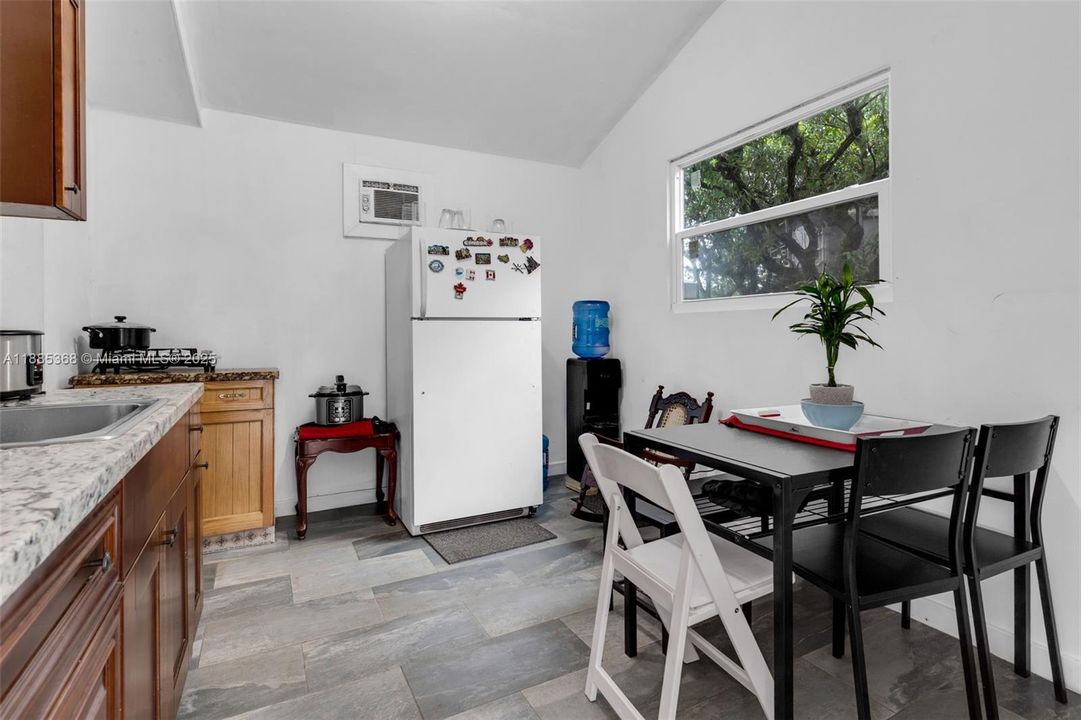 Vendido Recientemente: $1,300,000 (4 camas, 2 baños, 1691 Pies cuadrados)