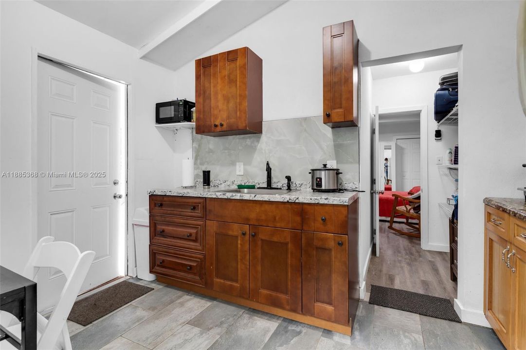 Vendido Recientemente: $1,300,000 (4 camas, 2 baños, 1691 Pies cuadrados)