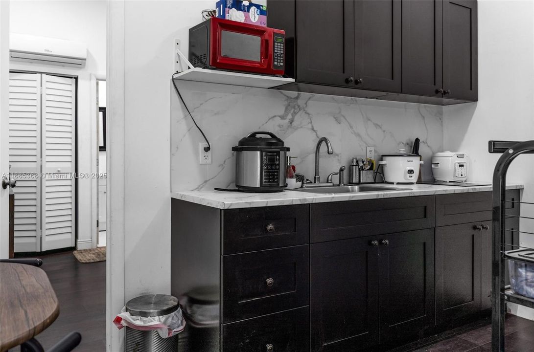 Vendido Recientemente: $1,300,000 (4 camas, 2 baños, 1691 Pies cuadrados)