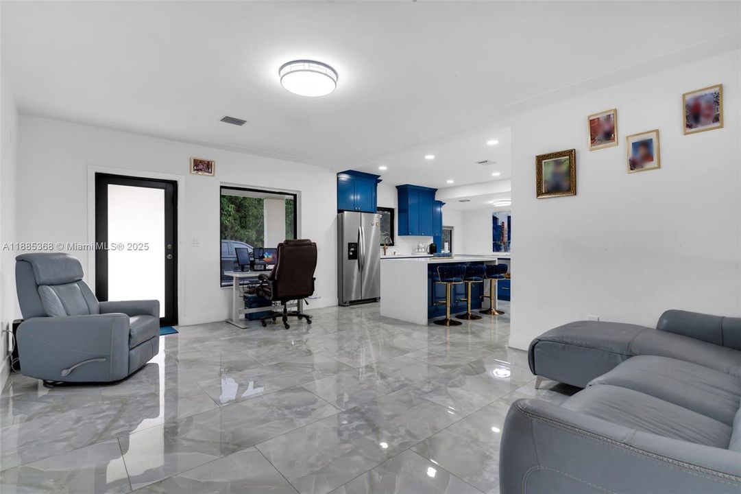 Vendido Recientemente: $1,300,000 (4 camas, 2 baños, 1691 Pies cuadrados)