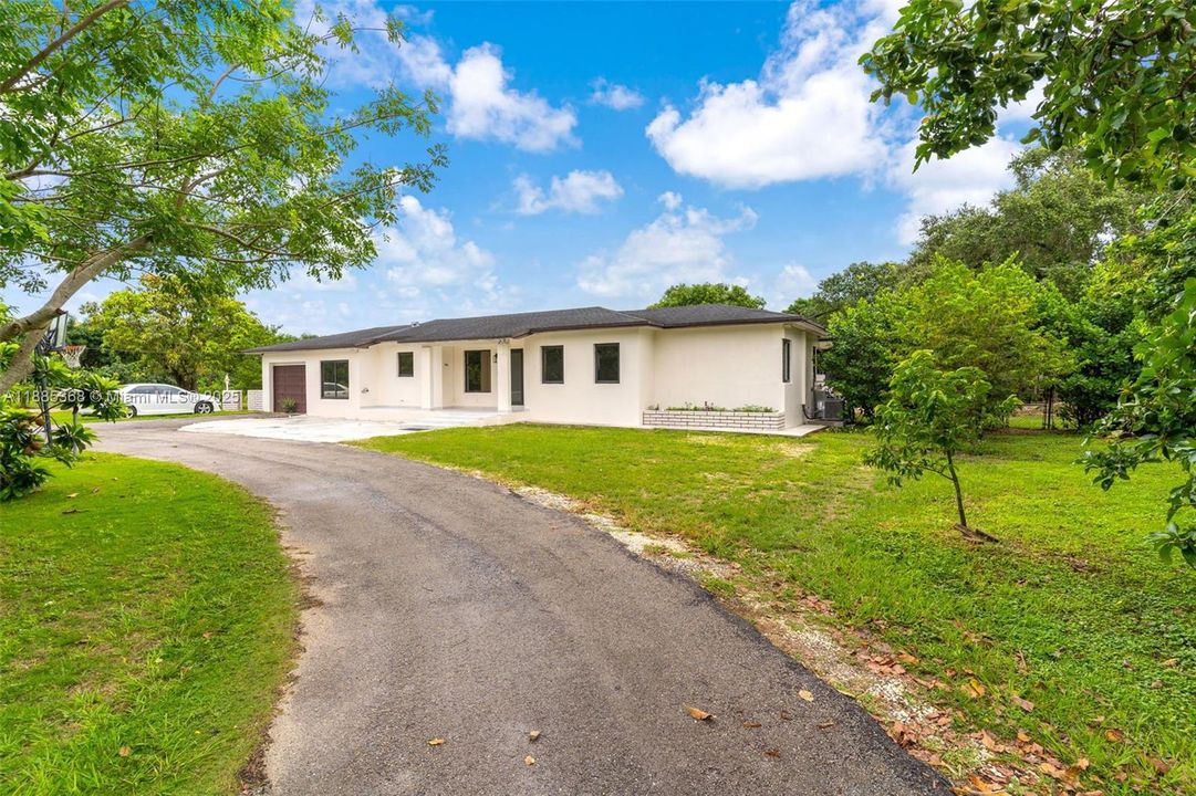 Vendido Recientemente: $1,300,000 (4 camas, 2 baños, 1691 Pies cuadrados)