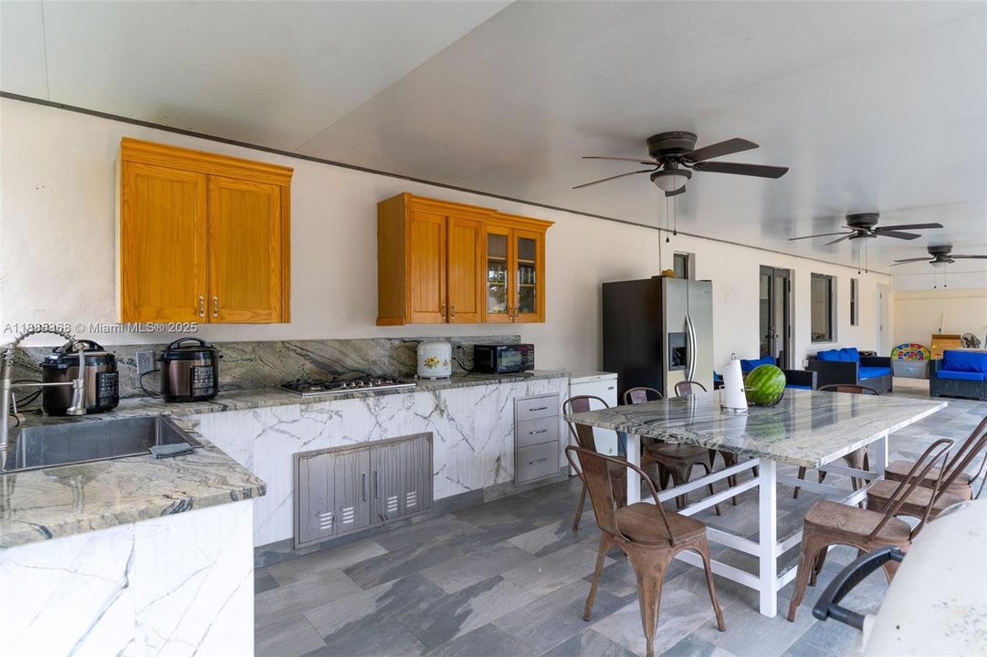 Vendido Recientemente: $1,300,000 (4 camas, 2 baños, 1691 Pies cuadrados)