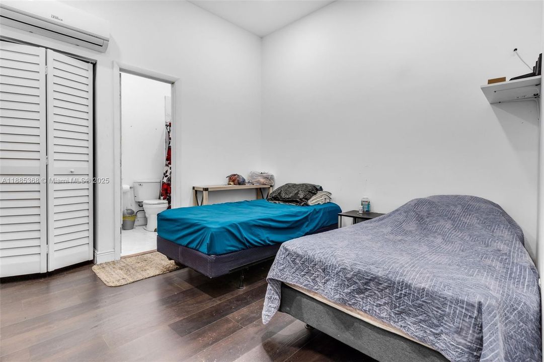 Vendido Recientemente: $1,300,000 (4 camas, 2 baños, 1691 Pies cuadrados)