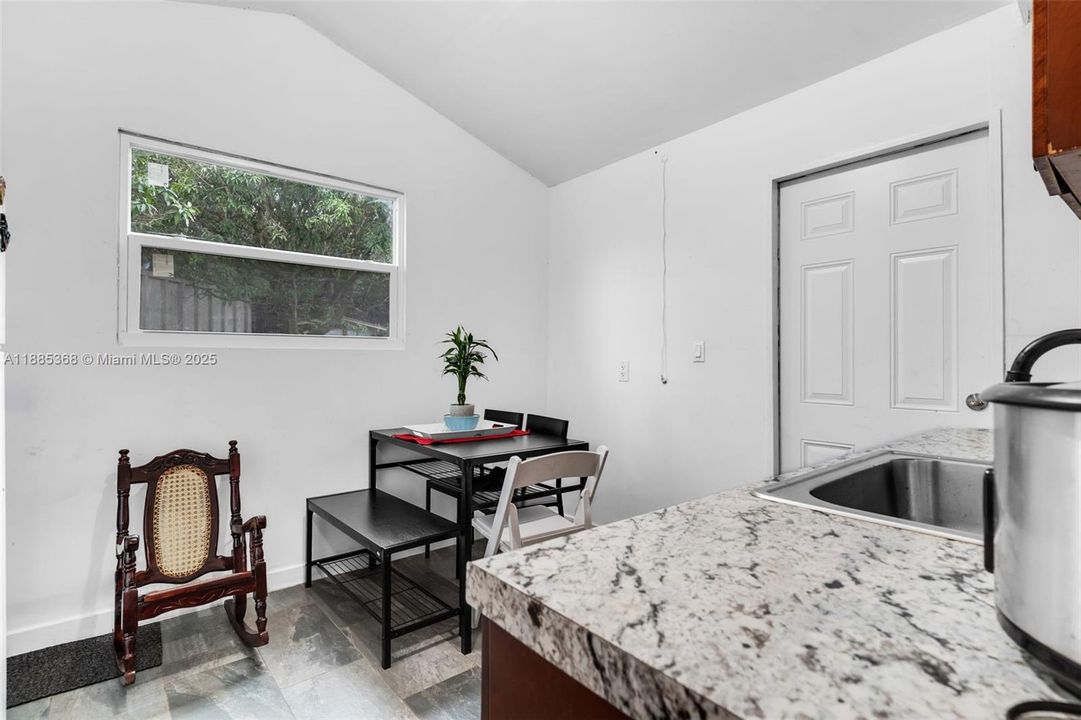 Vendido Recientemente: $1,300,000 (4 camas, 2 baños, 1691 Pies cuadrados)