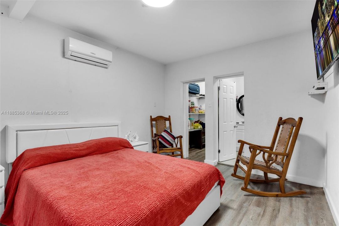 Vendido Recientemente: $1,300,000 (4 camas, 2 baños, 1691 Pies cuadrados)