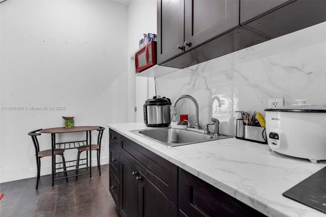 Vendido Recientemente: $1,300,000 (4 camas, 2 baños, 1691 Pies cuadrados)