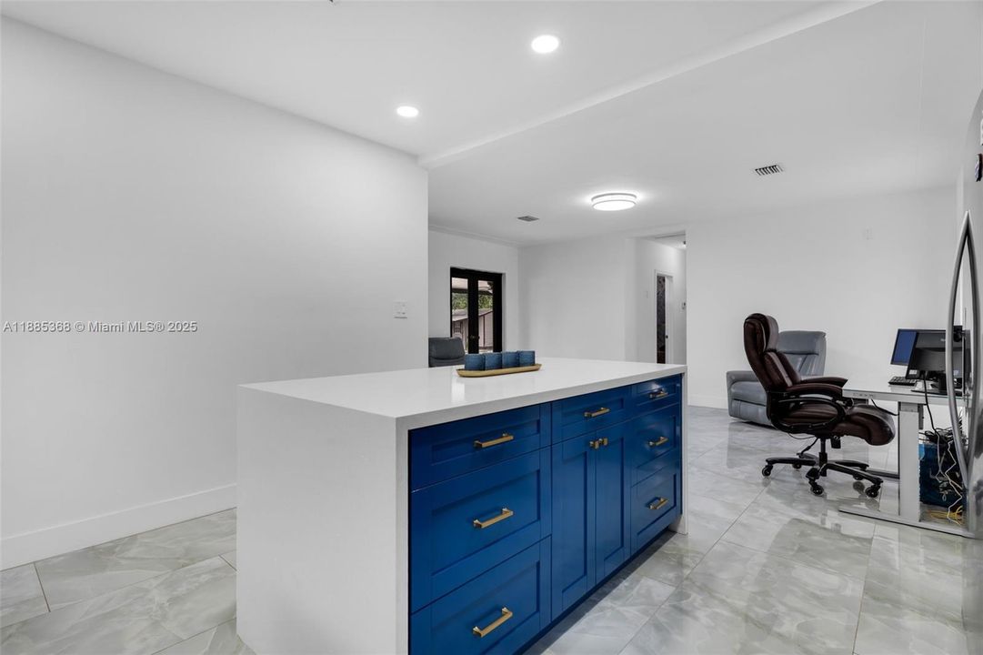 Vendido Recientemente: $1,300,000 (4 camas, 2 baños, 1691 Pies cuadrados)