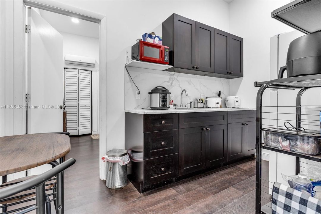 Vendido Recientemente: $1,300,000 (4 camas, 2 baños, 1691 Pies cuadrados)