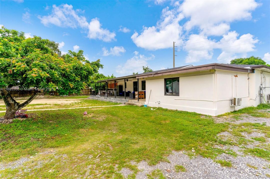 Vendido Recientemente: $1,300,000 (4 camas, 2 baños, 1691 Pies cuadrados)