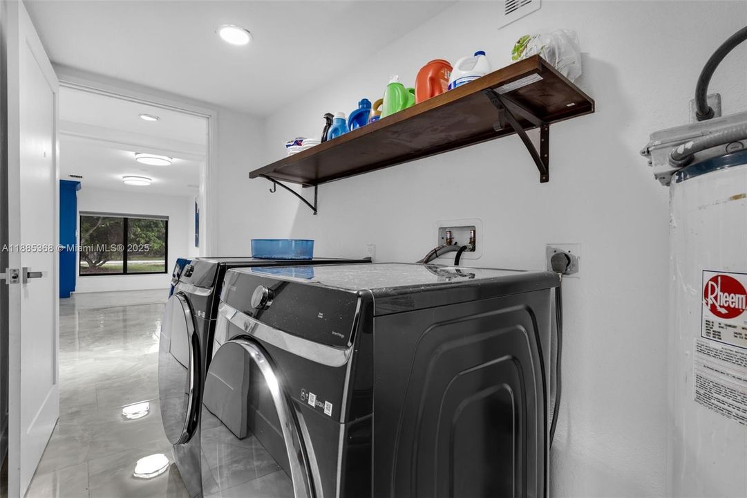 Vendido Recientemente: $1,300,000 (4 camas, 2 baños, 1691 Pies cuadrados)