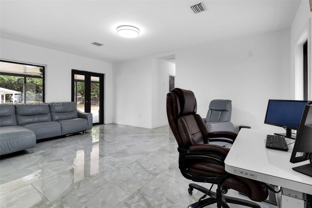 Vendido Recientemente: $1,300,000 (4 camas, 2 baños, 1691 Pies cuadrados)