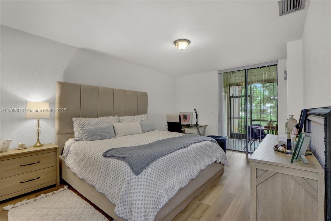 Под контрактом: $2,600 (3 спален, 2 ванн, 1116 Квадратных фут)