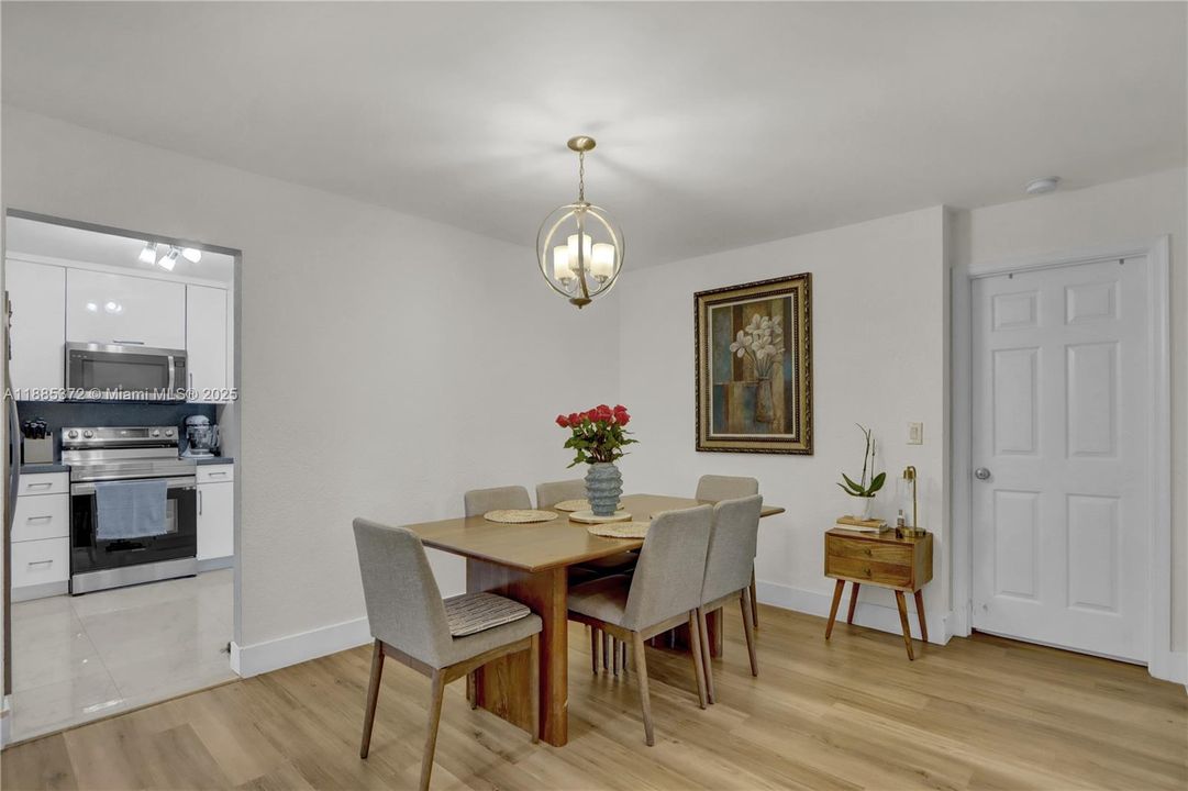 Под контрактом: $2,600 (3 спален, 2 ванн, 1116 Квадратных фут)