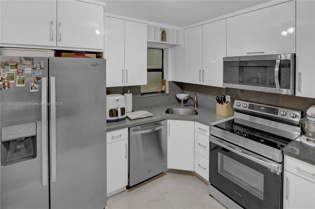 Под контрактом: $2,600 (3 спален, 2 ванн, 1116 Квадратных фут)