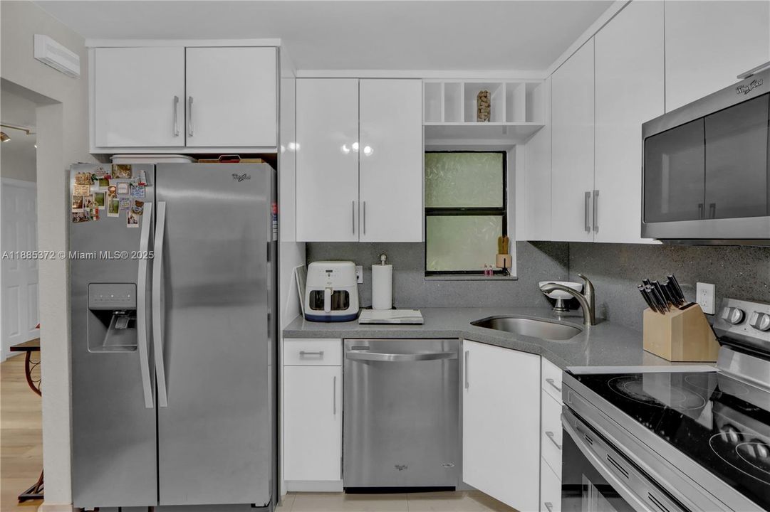 Под контрактом: $2,600 (3 спален, 2 ванн, 1116 Квадратных фут)