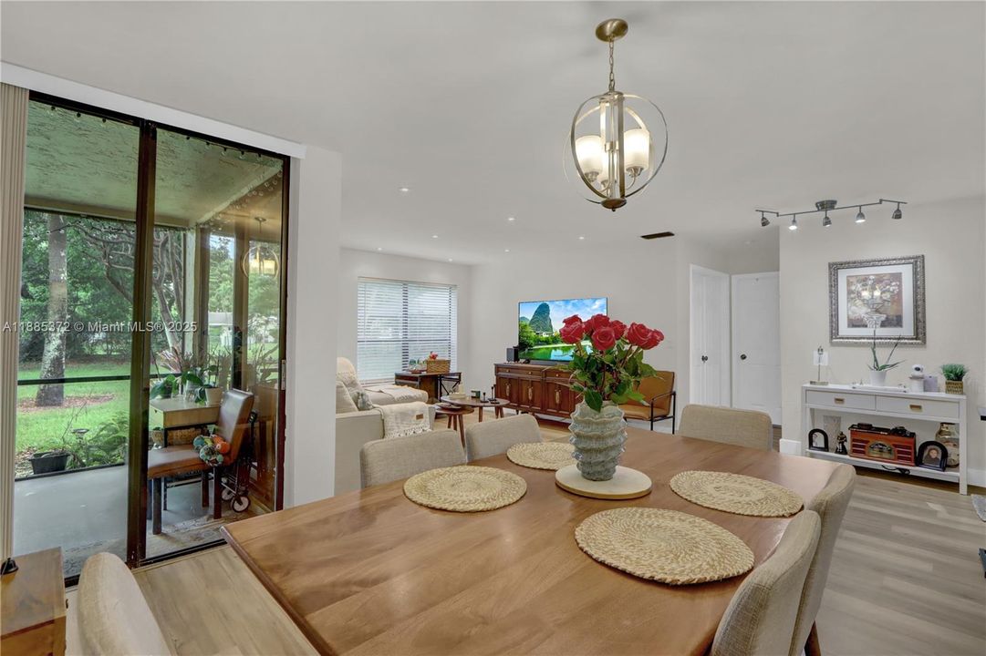 Под контрактом: $2,600 (3 спален, 2 ванн, 1116 Квадратных фут)