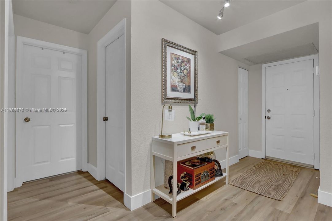 Под контрактом: $2,600 (3 спален, 2 ванн, 1116 Квадратных фут)