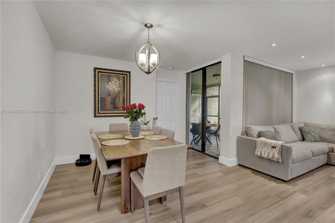 Под контрактом: $2,600 (3 спален, 2 ванн, 1116 Квадратных фут)