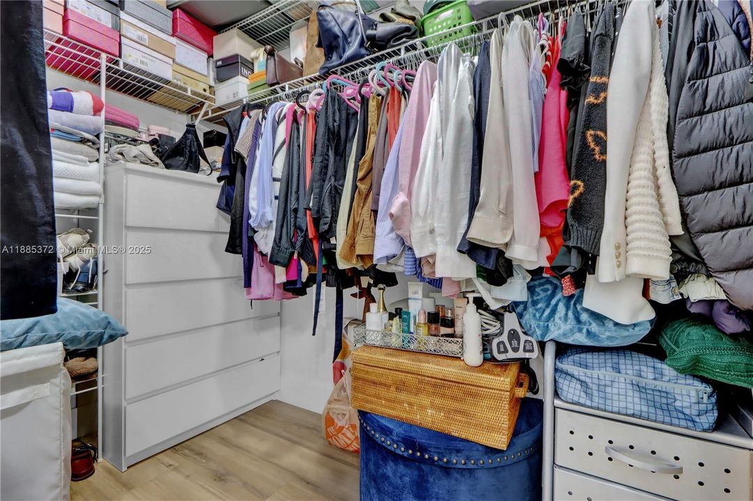 Под контрактом: $2,600 (3 спален, 2 ванн, 1116 Квадратных фут)