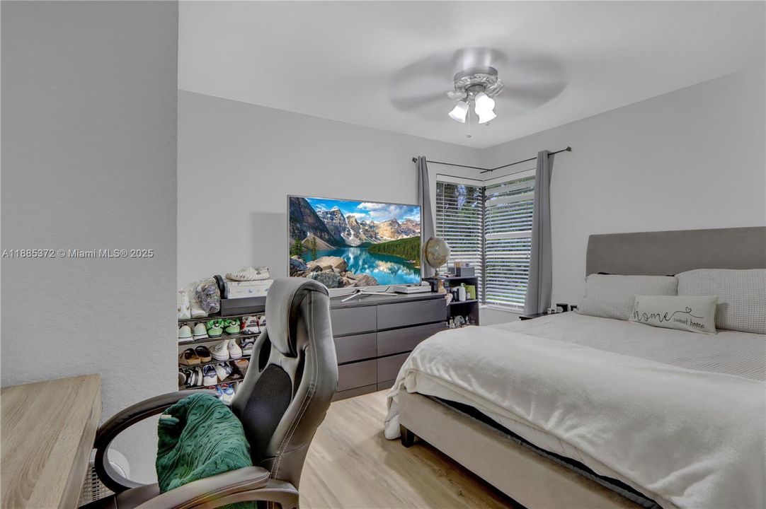 Под контрактом: $2,600 (3 спален, 2 ванн, 1116 Квадратных фут)