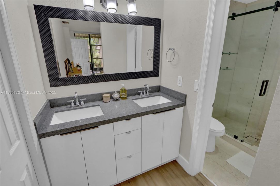 Под контрактом: $2,600 (3 спален, 2 ванн, 1116 Квадратных фут)