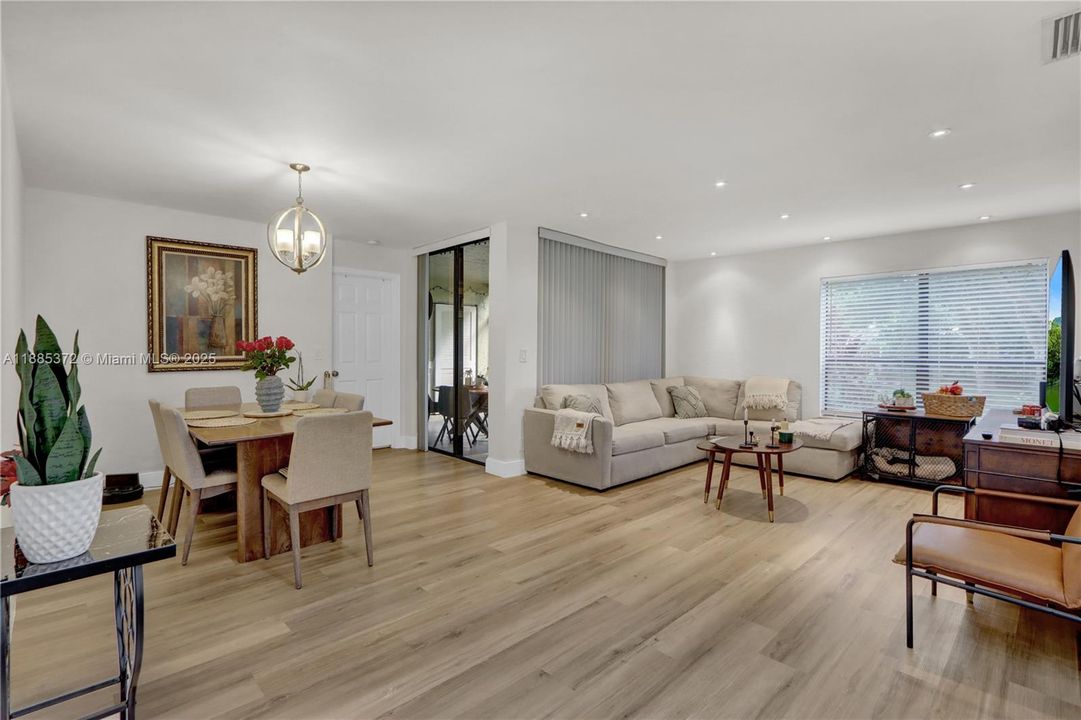 Под контрактом: $2,600 (3 спален, 2 ванн, 1116 Квадратных фут)