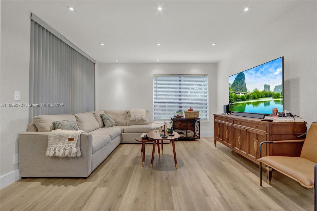 Под контрактом: $2,600 (3 спален, 2 ванн, 1116 Квадратных фут)