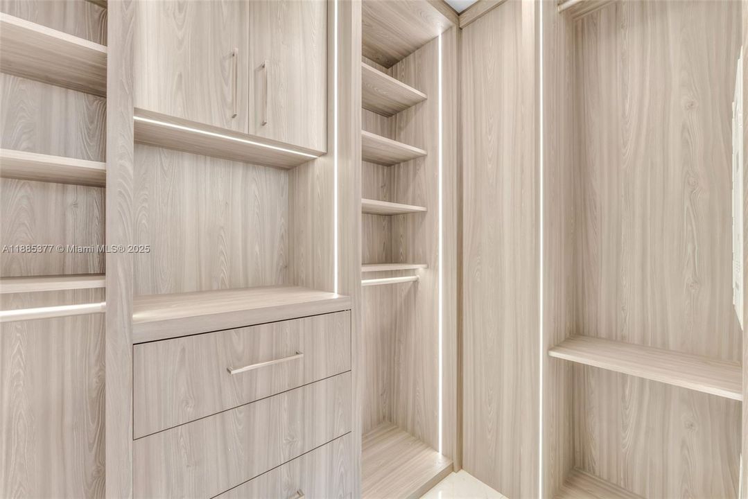 Active With Contract: $13,000 (3 beds, 3 baths, 2147 Square Feet)