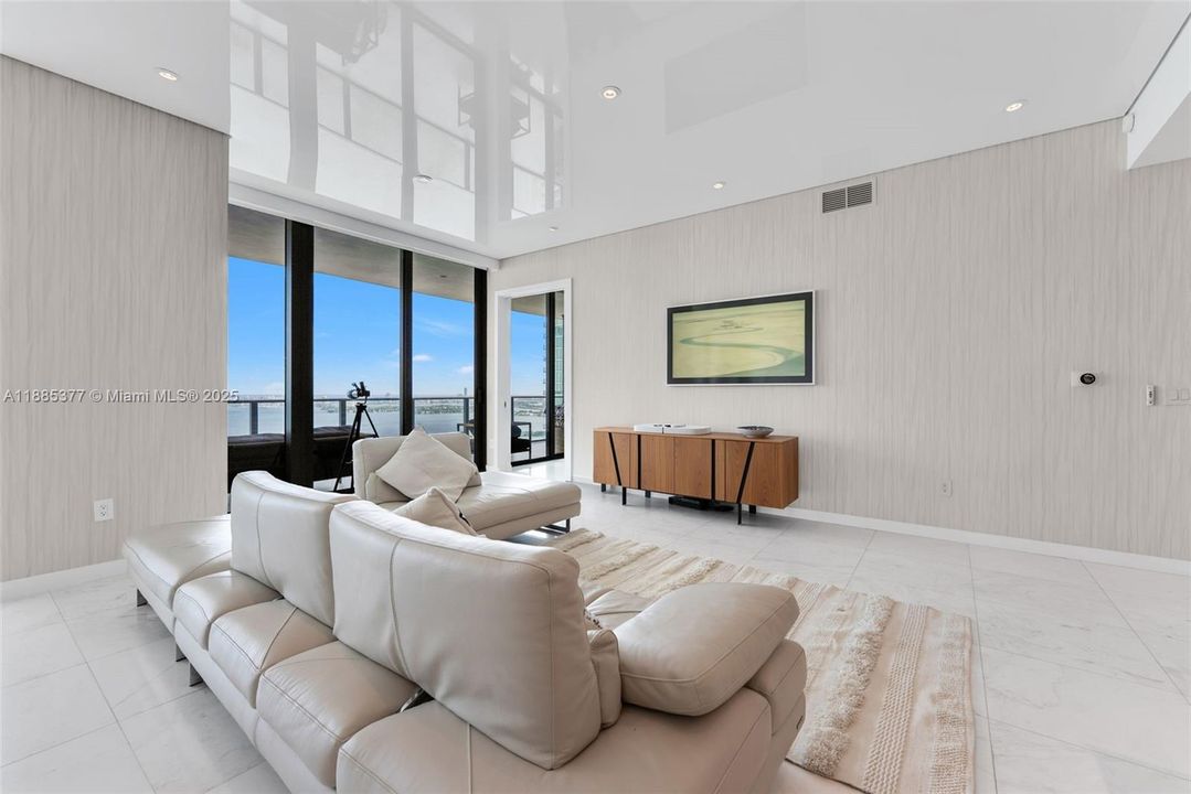 Active With Contract: $13,000 (3 beds, 3 baths, 2147 Square Feet)