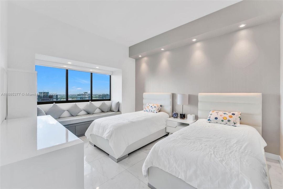 Active With Contract: $13,000 (3 beds, 3 baths, 2147 Square Feet)