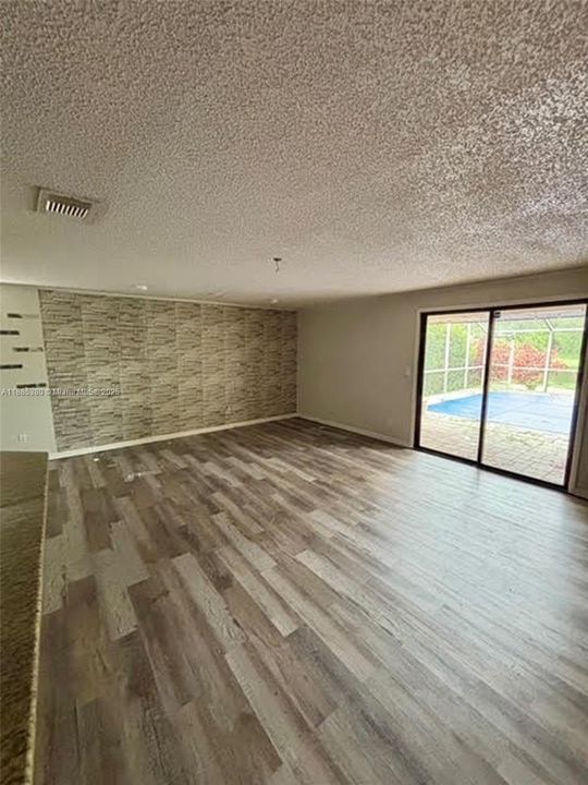 Под контрактом: $299,900 (3 спален, 2 ванн, 0 Квадратных фут)