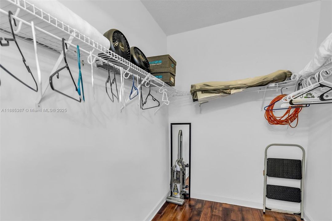 For Sale: $1,075,000 (3 beds, 2 baths, 2026 Square Feet)