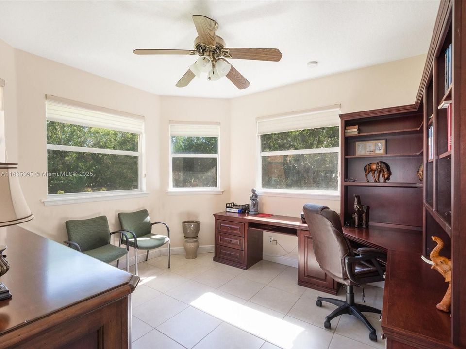 待售: $2,300,000 (6 贝兹, 6 浴室, 4989 平方英尺)