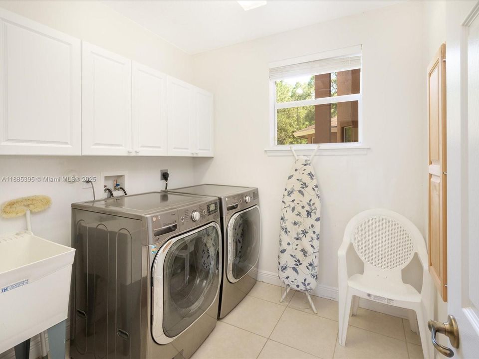 待售: $2,300,000 (6 贝兹, 6 浴室, 4989 平方英尺)