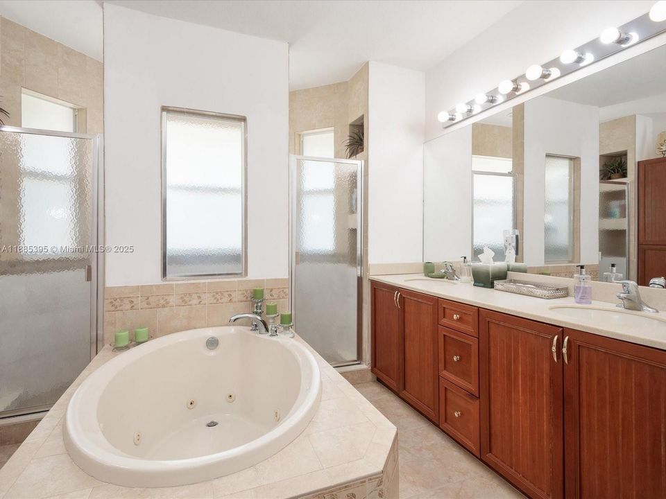 待售: $2,300,000 (6 贝兹, 6 浴室, 4989 平方英尺)