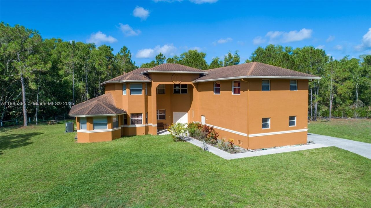 待售: $2,300,000 (6 贝兹, 6 浴室, 4989 平方英尺)