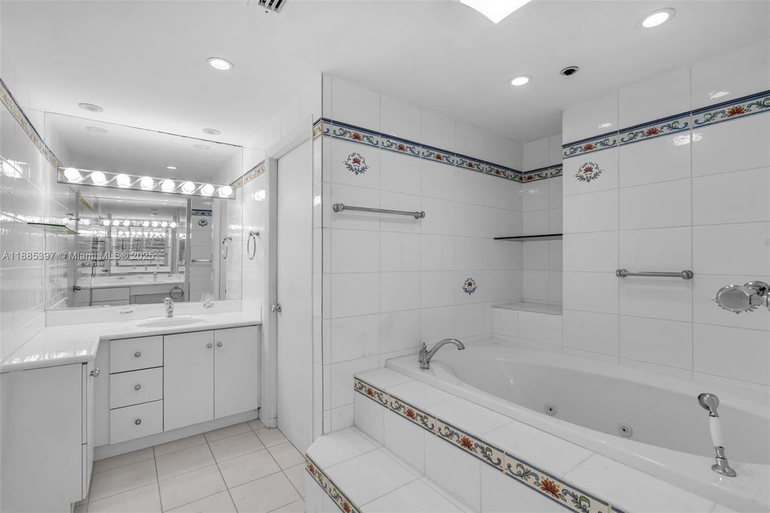 Recently Sold: $1,900,000 (2 beds, 2 baths, 1880 Square Feet)