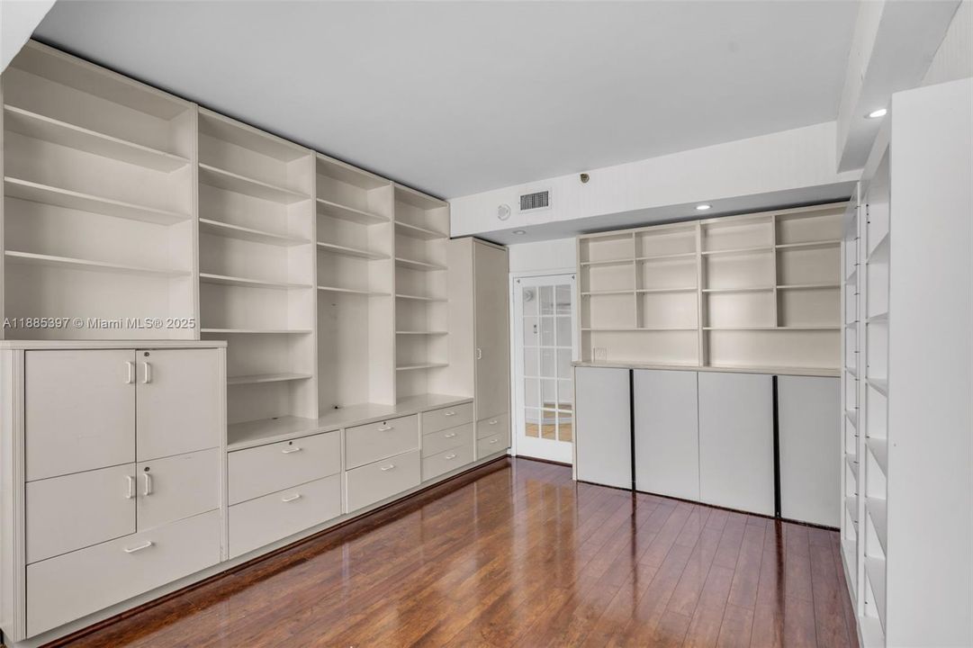 Recently Sold: $1,900,000 (2 beds, 2 baths, 1880 Square Feet)
