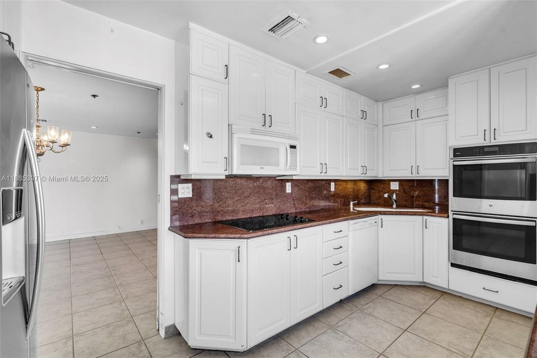 Recently Sold: $1,900,000 (2 beds, 2 baths, 1880 Square Feet)