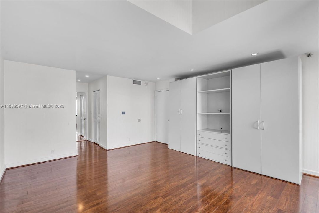 Recently Sold: $1,900,000 (2 beds, 2 baths, 1880 Square Feet)