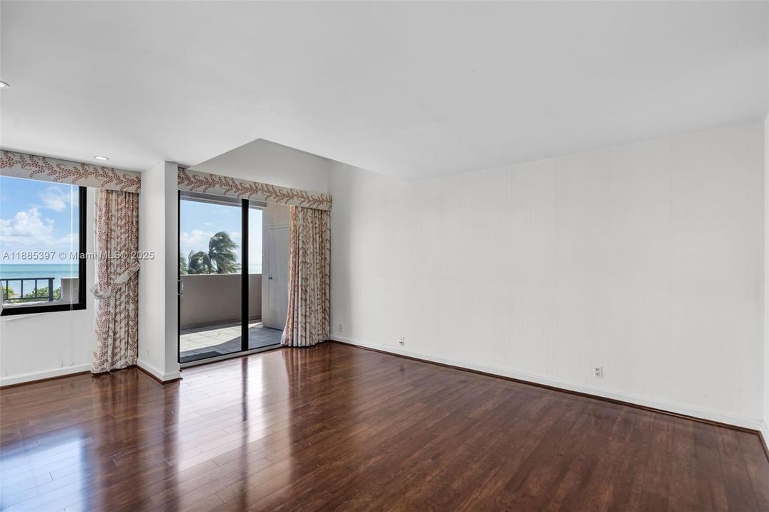 Recently Sold: $1,900,000 (2 beds, 2 baths, 1880 Square Feet)