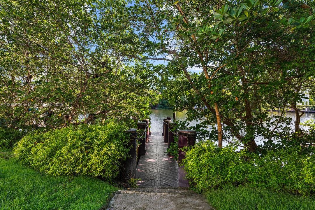 Active With Contract: $11,980,000 (6 beds, 5 baths, 5442 Square Feet)