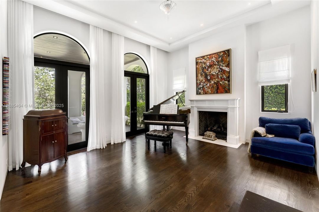 Active With Contract: $11,980,000 (6 beds, 5 baths, 5442 Square Feet)