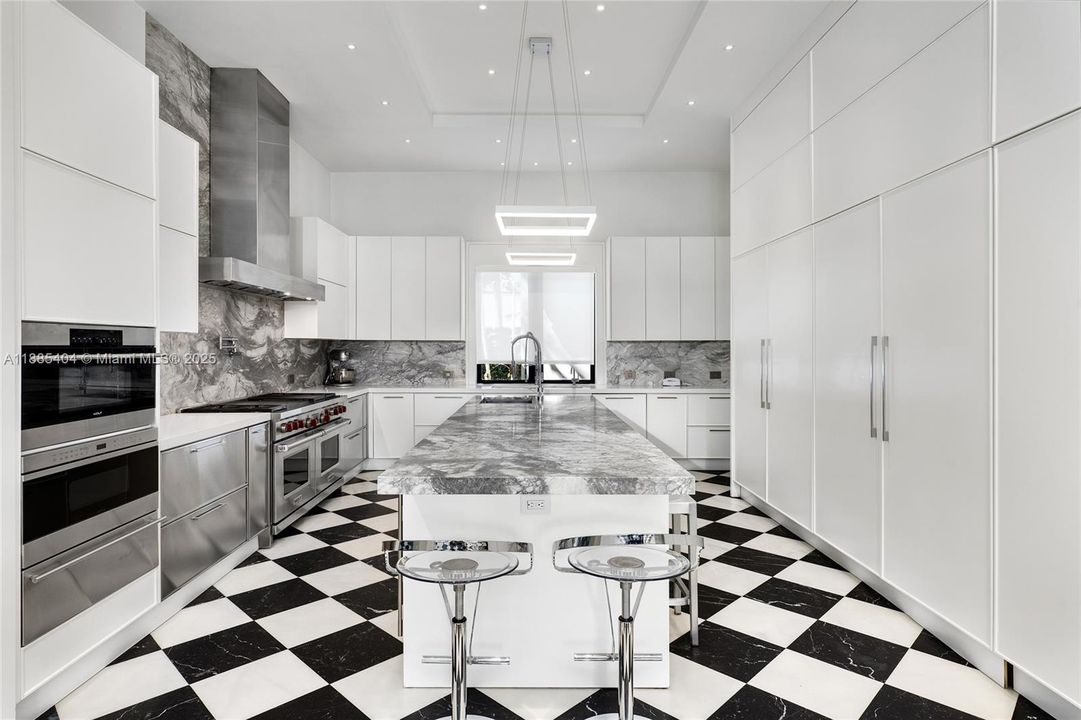 Active With Contract: $11,980,000 (6 beds, 5 baths, 5442 Square Feet)