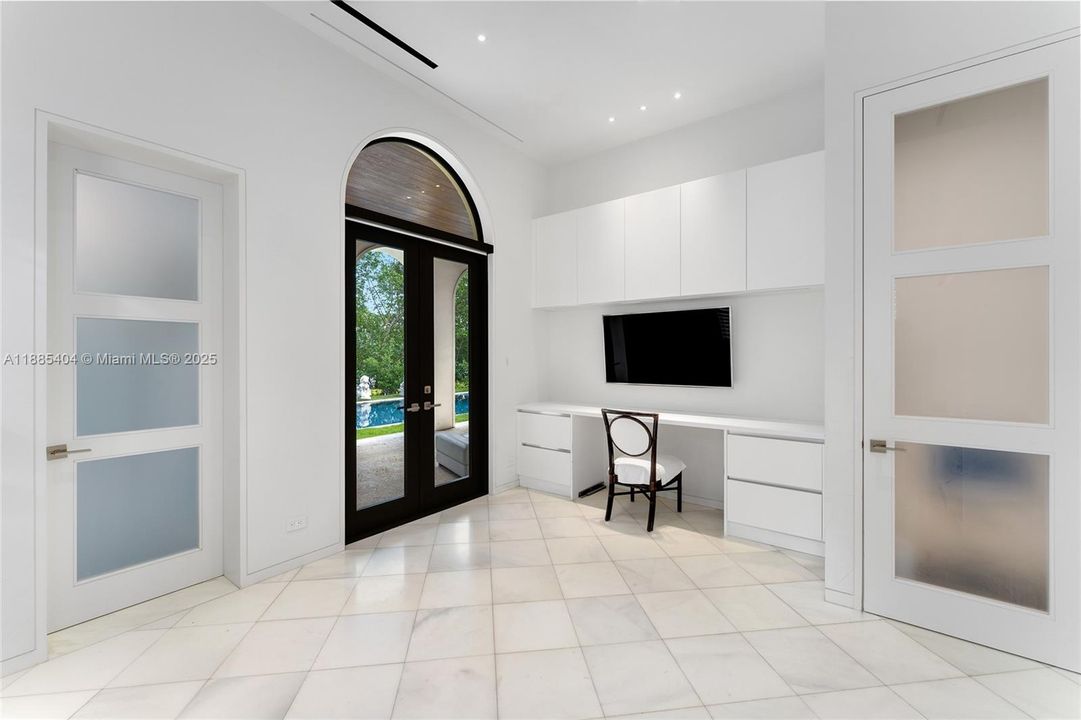 Active With Contract: $11,980,000 (6 beds, 5 baths, 5442 Square Feet)